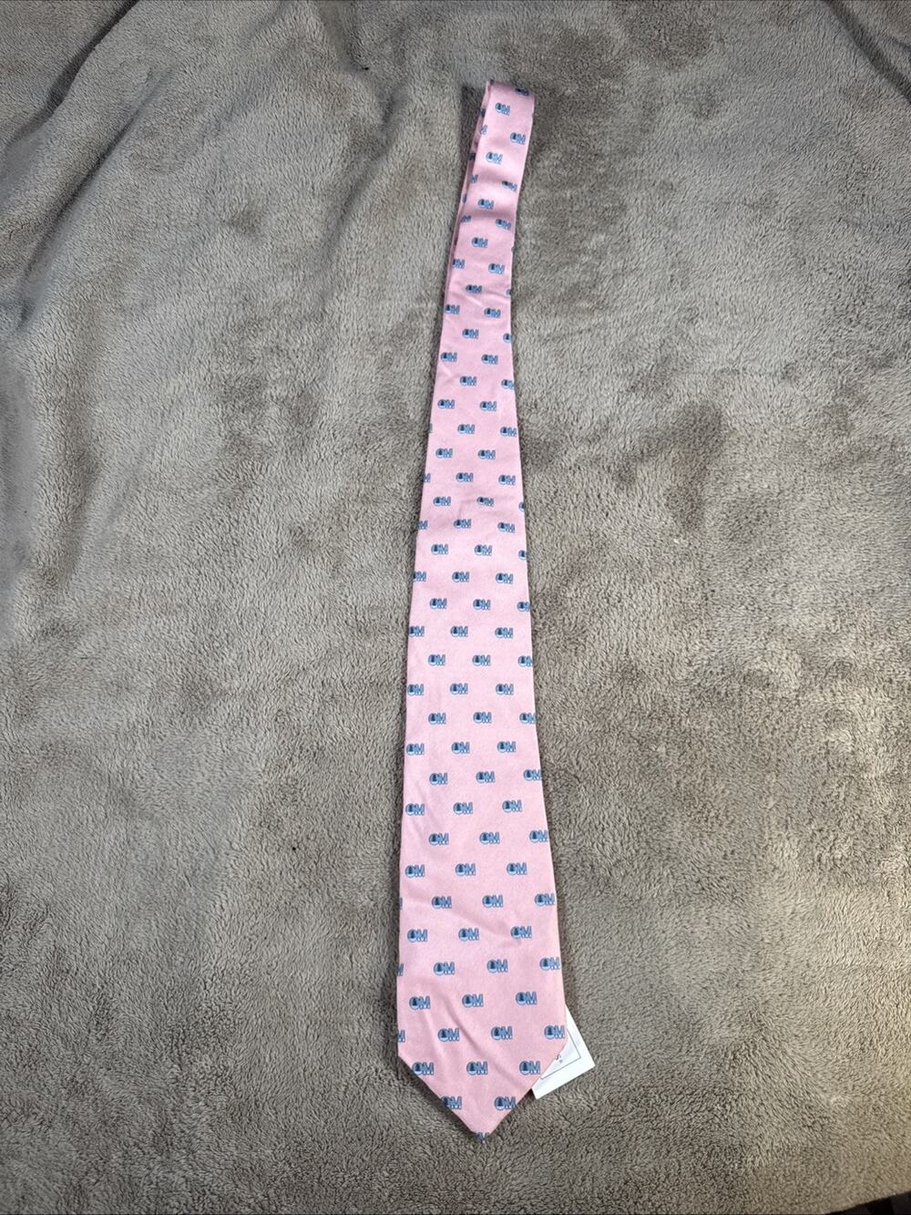 Vineyard Vines 100% Silk Pink Owens Minor “om” Neck Tie Length 56” Width 3 3/4"‎